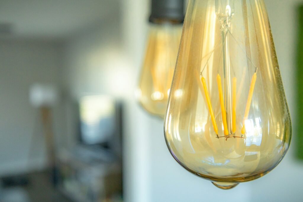 Moderne LED lamp die energie bespaart vergeleken met traditionele gloeilamp